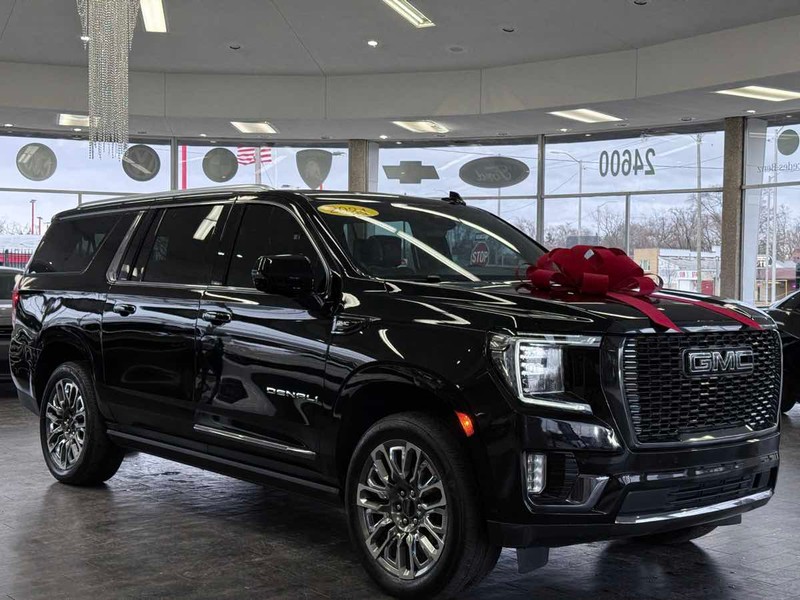 GMC Yukon XL Vehicle Full-screen Gallery Image 01