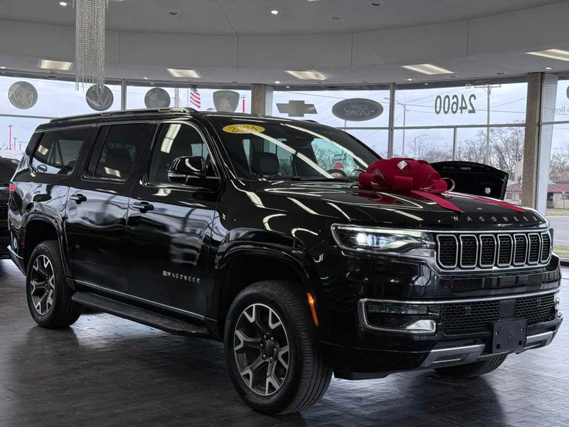 Jeep Wagoneer L Vehicle Full-screen Gallery Image 01