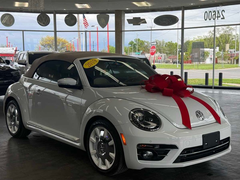 Volkswagen Beetle Convertible Vehicle Full-screen Gallery Image 01