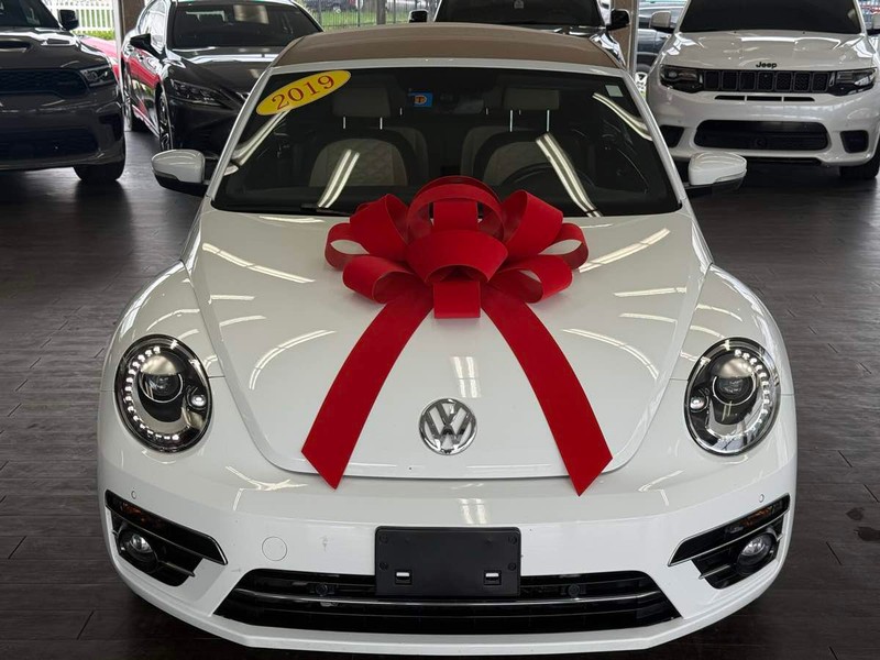 Volkswagen Beetle Convertible Vehicle Full-screen Gallery Image 03