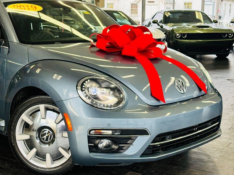 Volkswagen Beetle Convertible Vehicle Full-screen Gallery Image 02