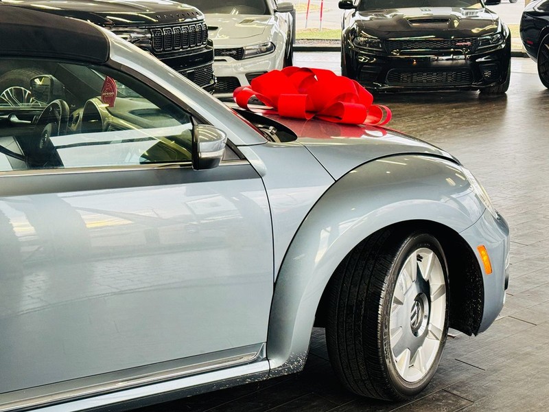 Volkswagen Beetle Convertible Vehicle Full-screen Gallery Image 03