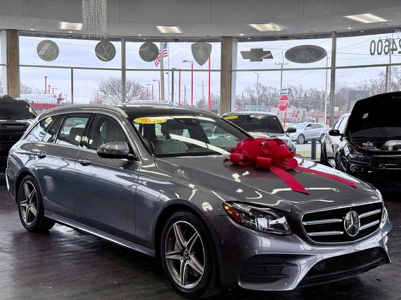 Mercedes-Benz E-Class Vehicle Full-screen Gallery Image 01