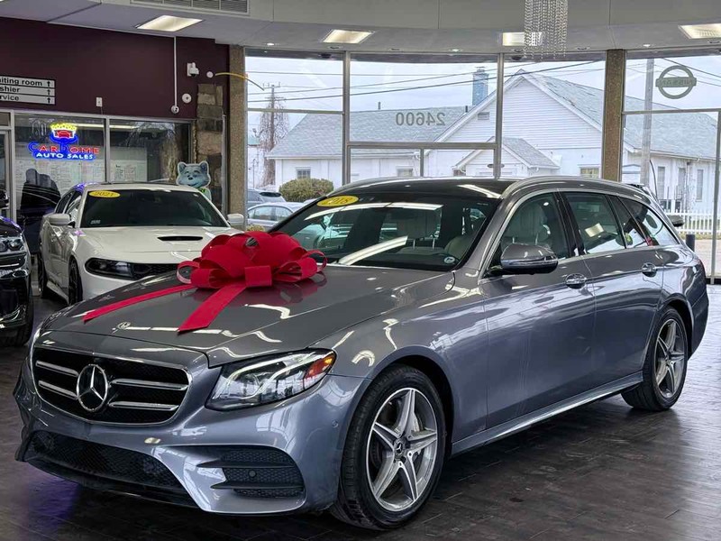 Mercedes-Benz E-Class Vehicle Full-screen Gallery Image 02