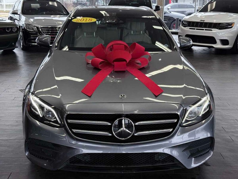 Mercedes-Benz E-Class Vehicle Full-screen Gallery Image 03