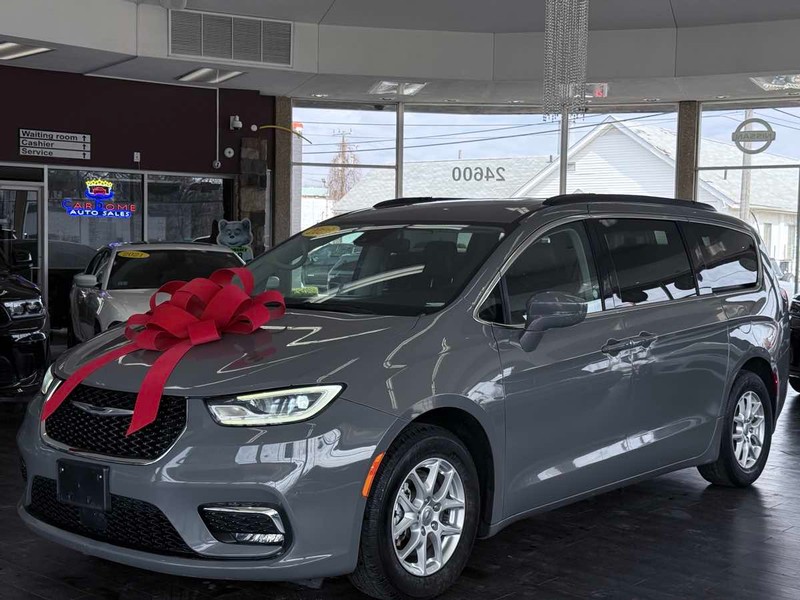 Chrysler Pacifica Vehicle Full-screen Gallery Image 02