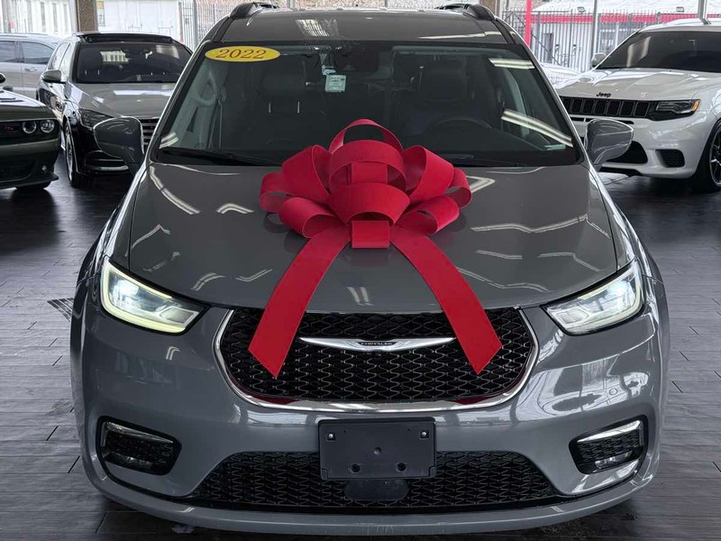 Chrysler Pacifica Vehicle Full-screen Gallery Image 03