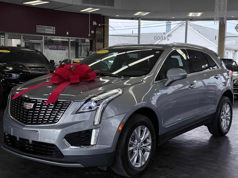 Cadillac XT5 Vehicle Full-screen Gallery Image 02