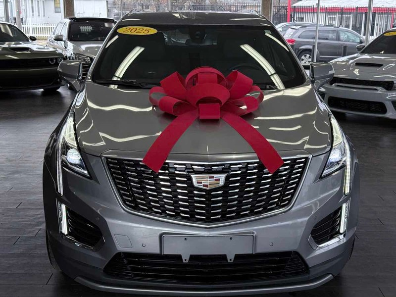 Cadillac XT5 Vehicle Full-screen Gallery Image 03