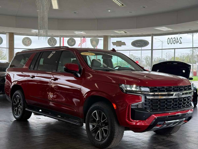 Chevrolet Suburban Vehicle Full-screen Gallery Image 01