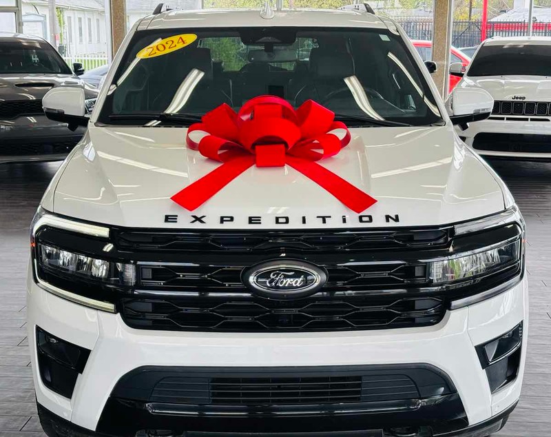 Ford Expedition Vehicle Full-screen Gallery Image 03