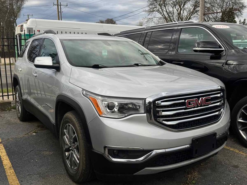 GMC Acadia Vehicle Full-screen Gallery Image 01
