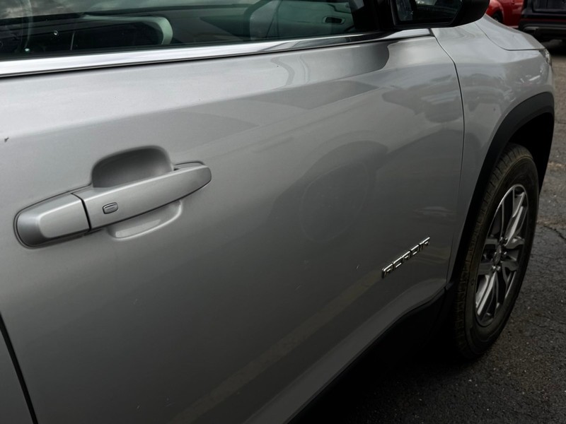GMC Acadia Vehicle Full-screen Gallery Image 02