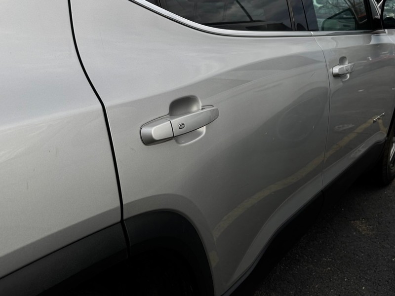 GMC Acadia Vehicle Full-screen Gallery Image 03