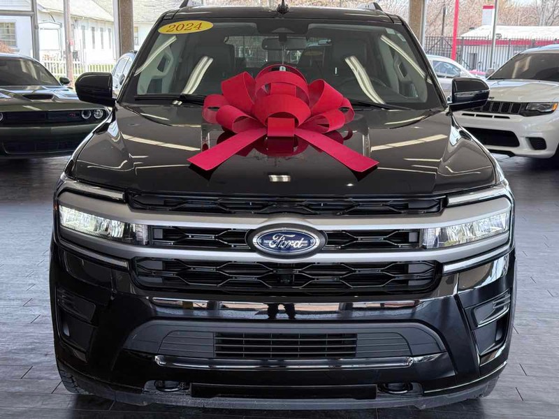 Ford Expedition Vehicle Full-screen Gallery Image 03