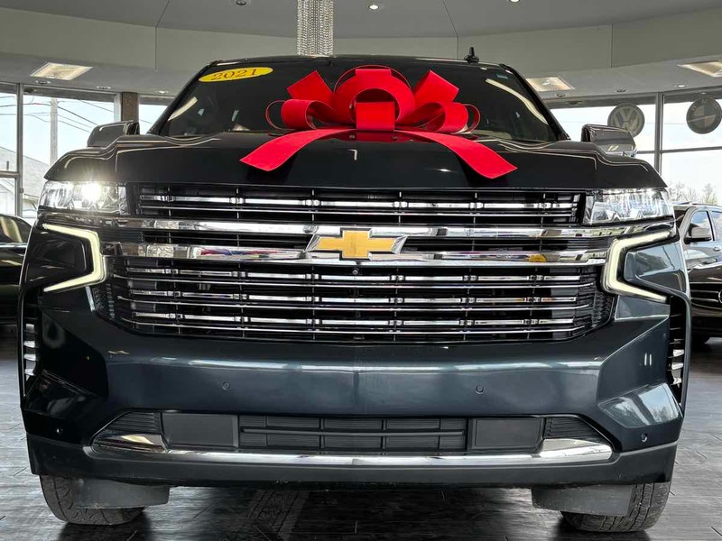 Chevrolet Suburban Vehicle Full-screen Gallery Image 03