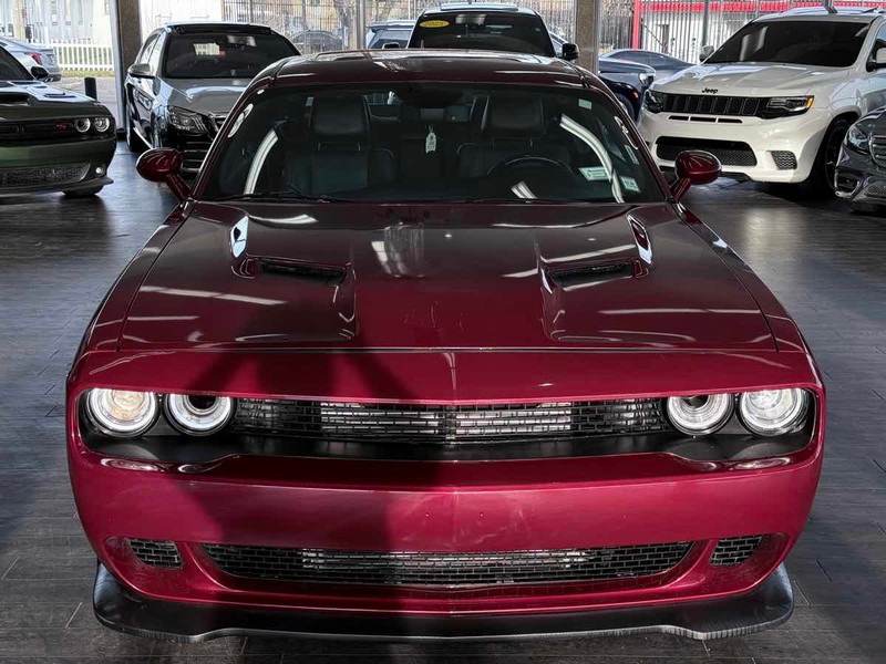 Dodge Challenger Vehicle Full-screen Gallery Image 03