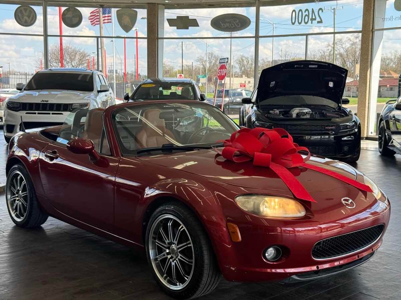 Mazda MX-5 Miata Vehicle Full-screen Gallery Image 01