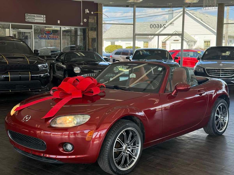 Mazda MX-5 Miata Vehicle Full-screen Gallery Image 02