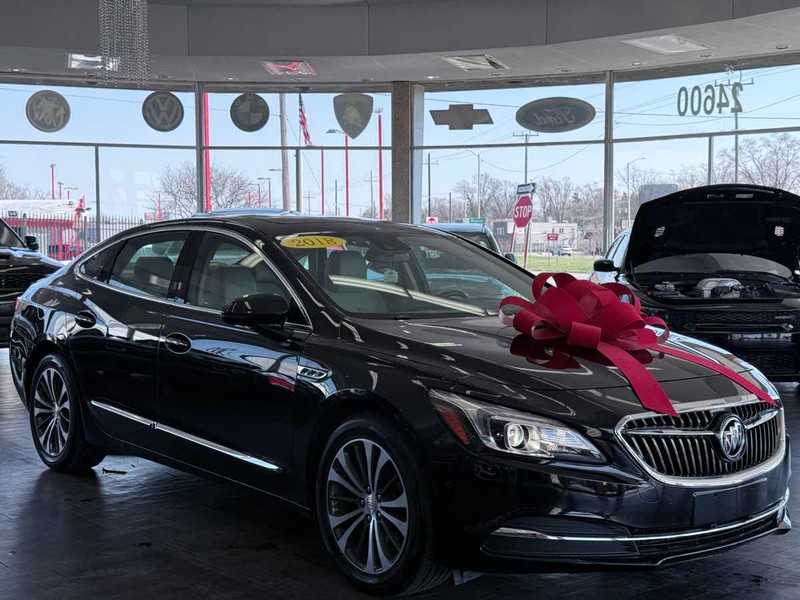 Buick LaCrosse Vehicle Full-screen Gallery Image 01