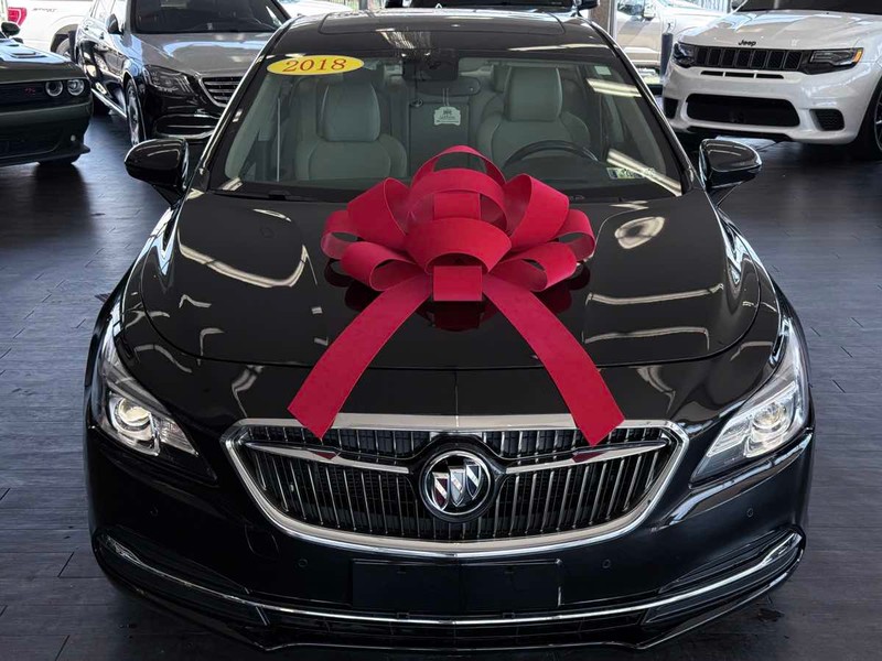 Buick LaCrosse Vehicle Full-screen Gallery Image 03