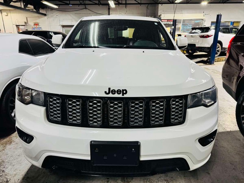 Jeep Grand Cherokee Vehicle Full-screen Gallery Image 03