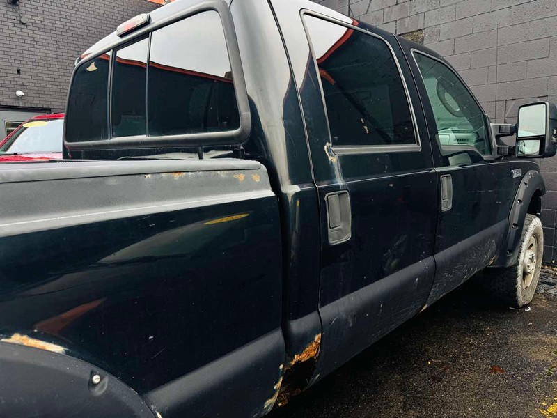 Ford Super Duty F-250 Vehicle Full-screen Gallery Image 03