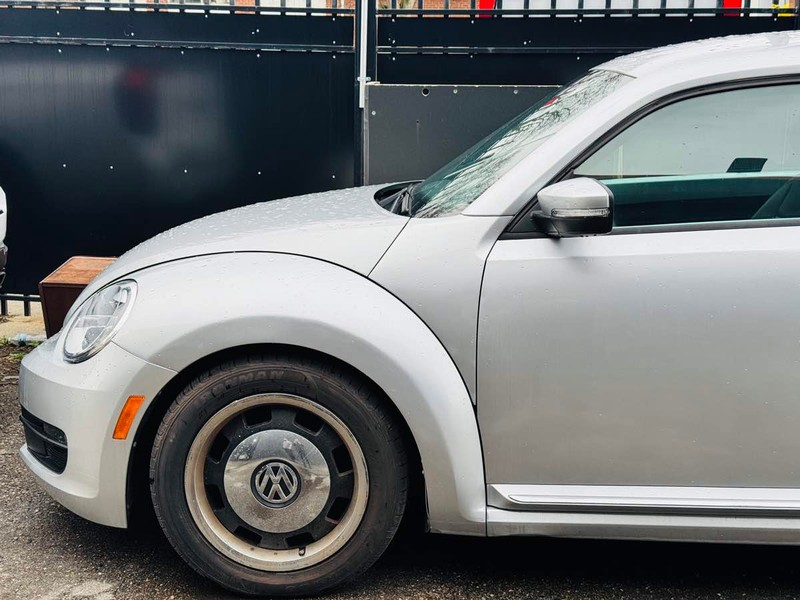 Volkswagen Beetle Vehicle Full-screen Gallery Image 03