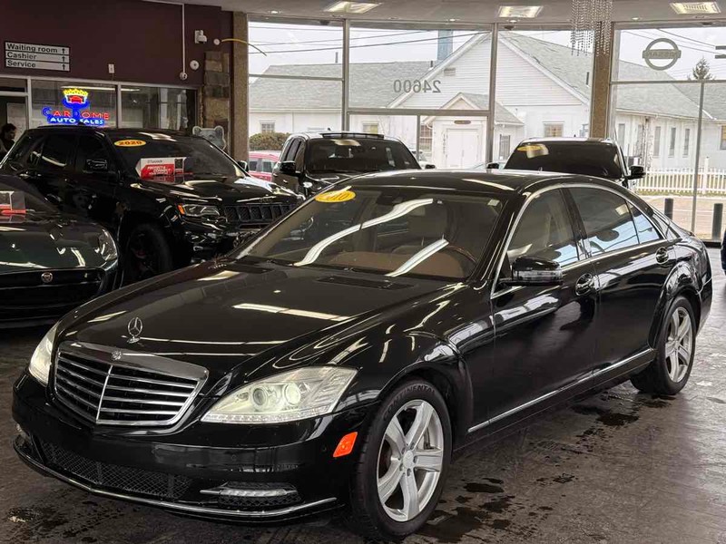 Mercedes-Benz S-Class Vehicle Full-screen Gallery Image 02