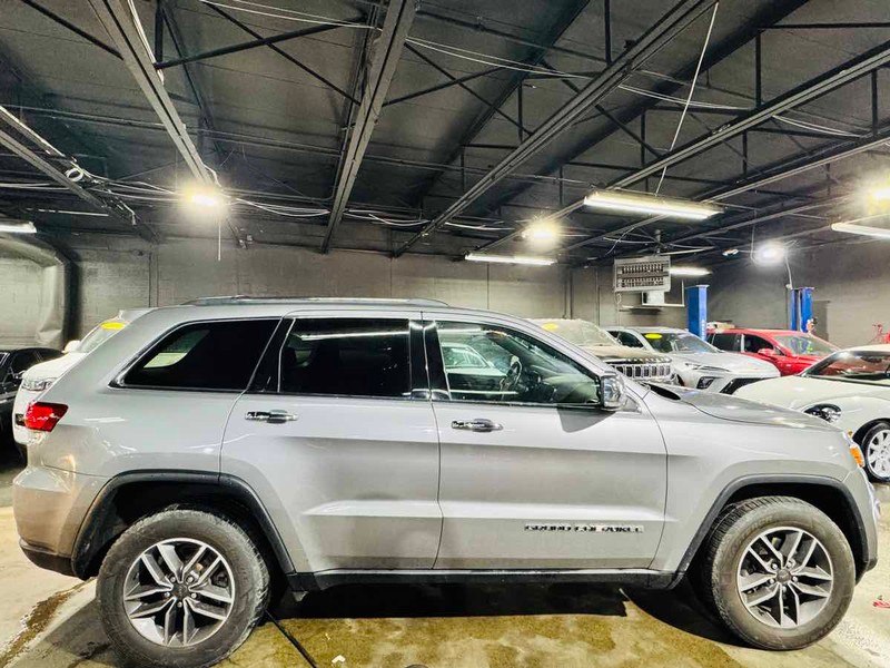 Jeep Grand Cherokee Vehicle Full-screen Gallery Image 03