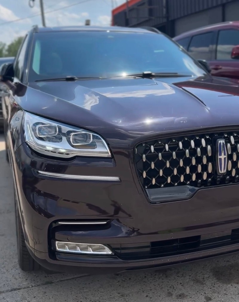 Lincoln Aviator Vehicle Full-screen Gallery Image 03