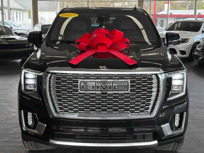 GMC Yukon XL Vehicle Full-screen Gallery Image 03