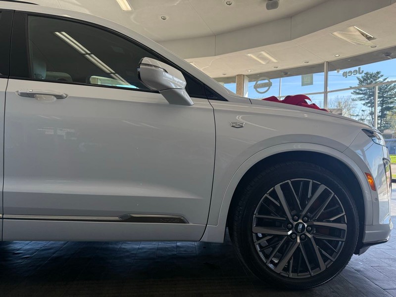 Cadillac XT6 Vehicle Full-screen Gallery Image 02