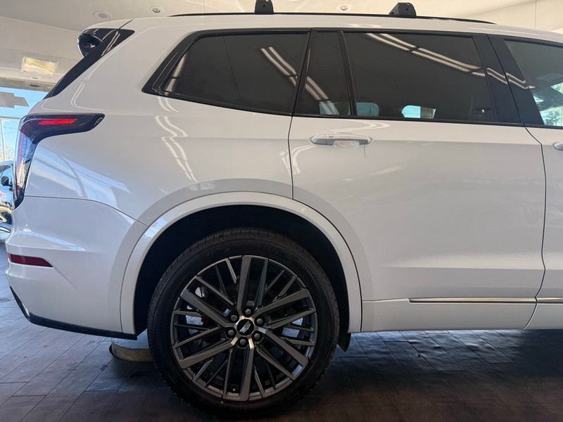 Cadillac XT6 Vehicle Full-screen Gallery Image 03
