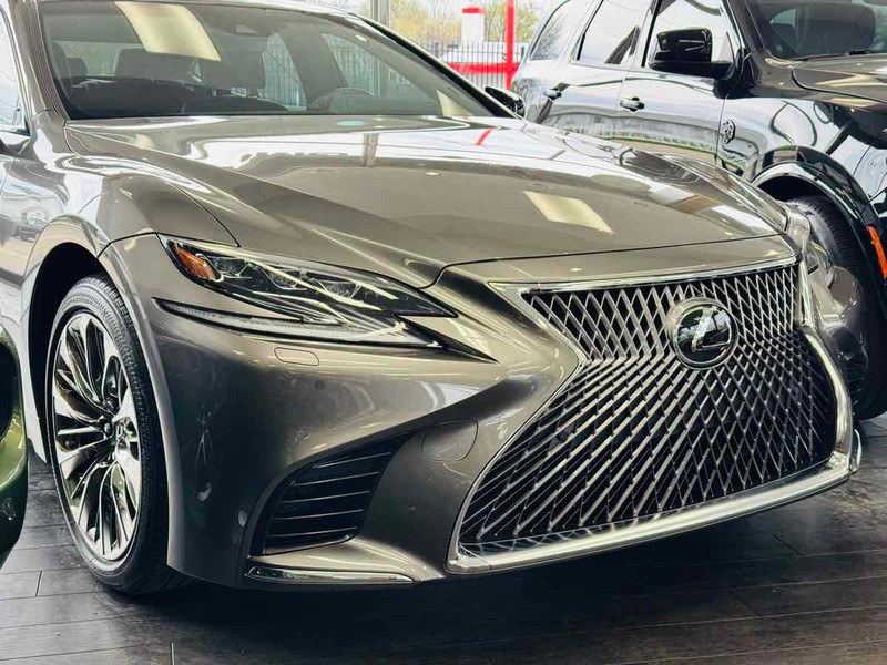 Lexus LS 500 Vehicle Full-screen Gallery Image 03