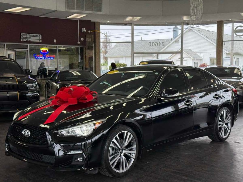 INFINITI Q50 Vehicle Full-screen Gallery Image 02