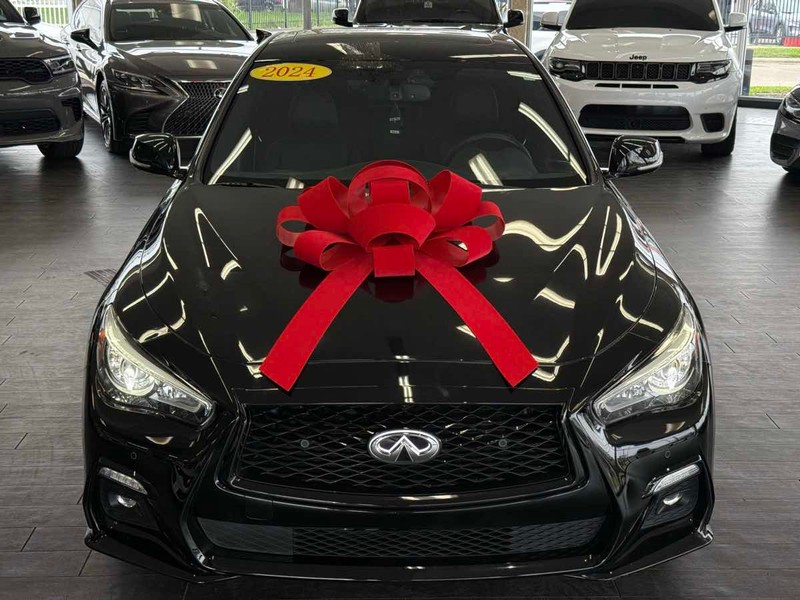INFINITI Q50 Vehicle Full-screen Gallery Image 03