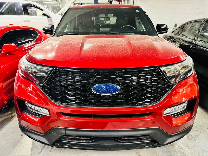 Ford Explorer Vehicle Full-screen Gallery Image 03