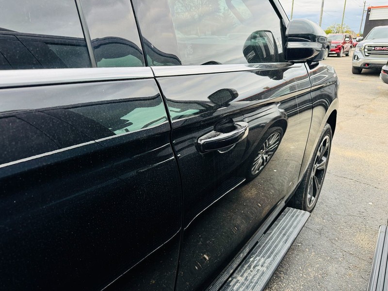 Ford Expedition Vehicle Full-screen Gallery Image 03