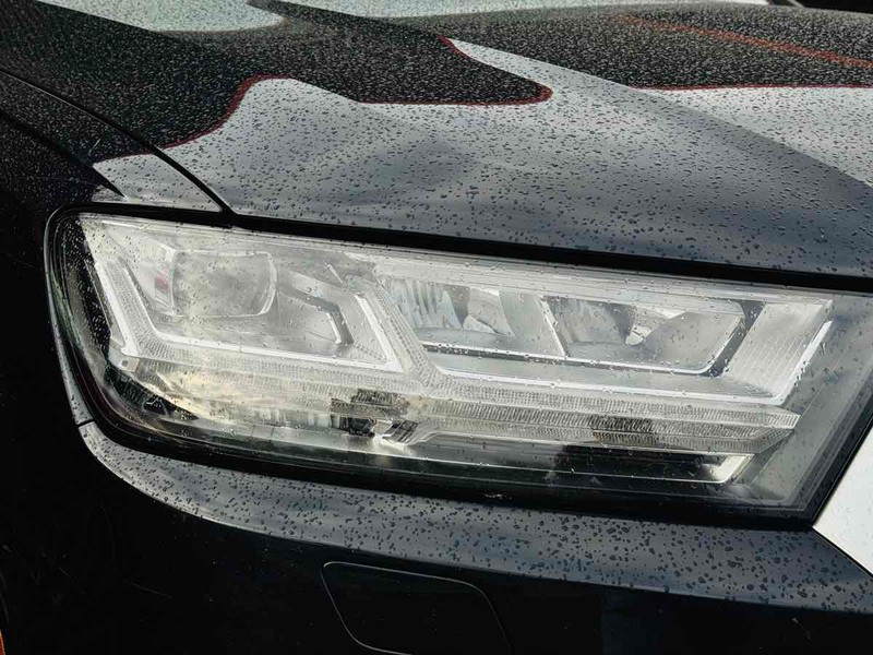 Audi Q7 Vehicle Full-screen Gallery Image 03