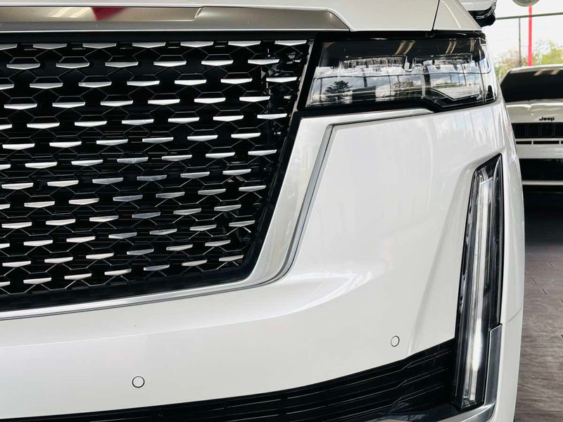 Cadillac Escalade Vehicle Full-screen Gallery Image 02