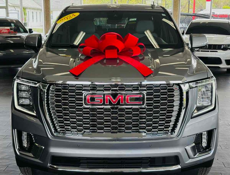 GMC Yukon Vehicle Full-screen Gallery Image 03