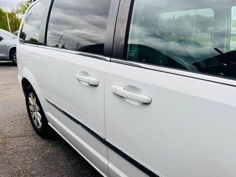 Chrysler Town & Country Vehicle Full-screen Gallery Image 02