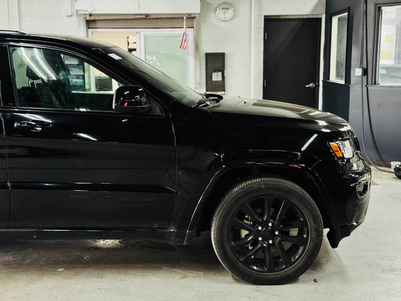 Jeep Grand Cherokee Vehicle Full-screen Gallery Image 03
