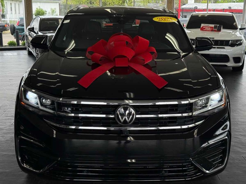 Volkswagen Atlas Cross Sport Vehicle Full-screen Gallery Image 03