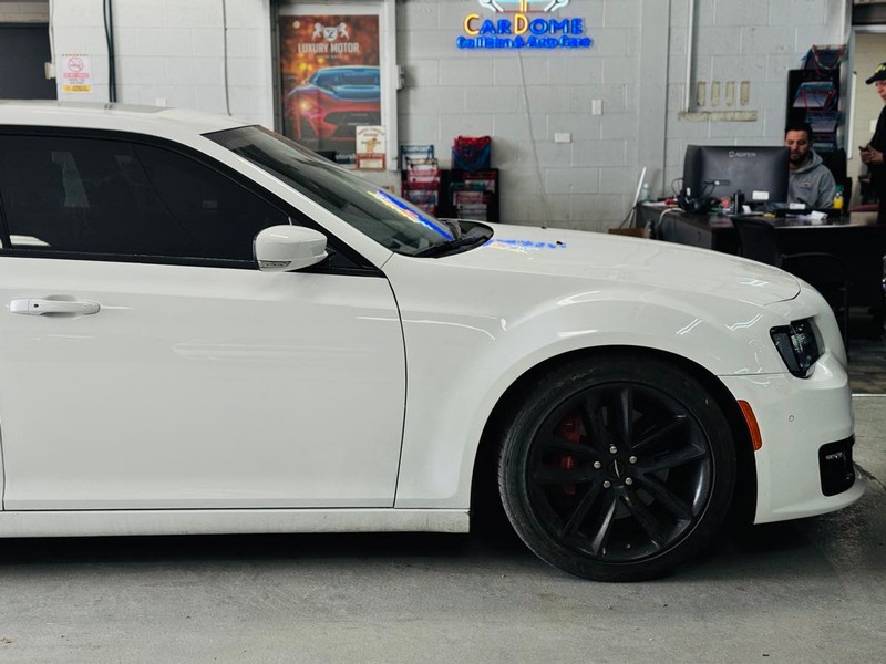 Chrysler 300 Vehicle Full-screen Gallery Image 03
