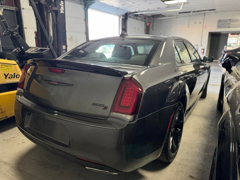 Chrysler 300 Vehicle Full-screen Gallery Image 03