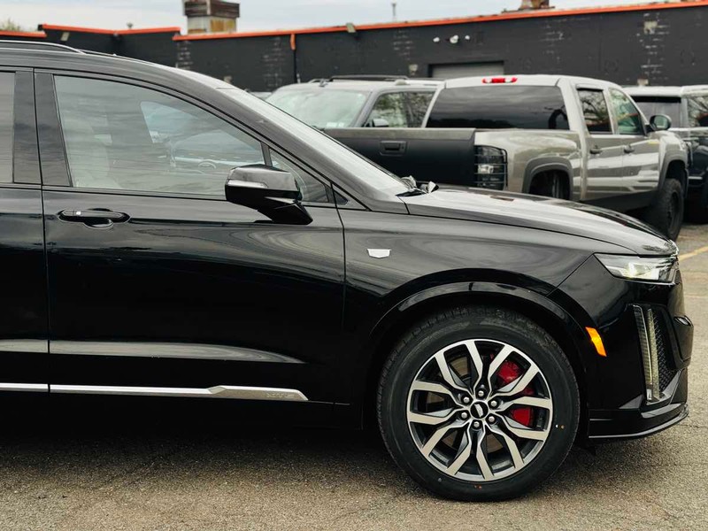 Cadillac XT6 Vehicle Full-screen Gallery Image 03