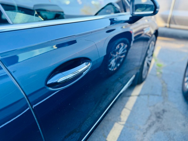 Buick LaCrosse Vehicle Full-screen Gallery Image 03