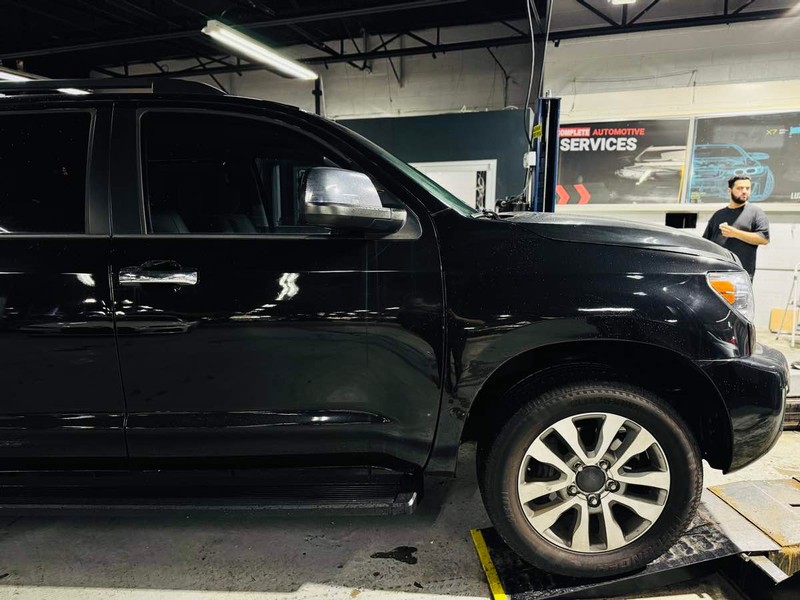Toyota Sequoia Vehicle Full-screen Gallery Image 02